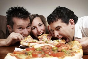 Comer pizza à noite