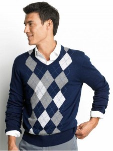 É importante observar o detalhe em " V "  na gola do suéter, pois esse estilo permite que use uma sobreposição de camisa coma gola para fora dando mais estilo ao visual