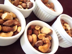 Comer castanhas todo dia faz bem à saúde.