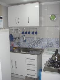 Cozinha com lavanderia.