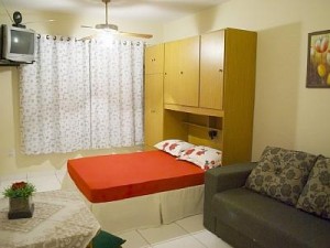 Cama de casal e guarda roupas embutidos , aproveitando muito espaço.