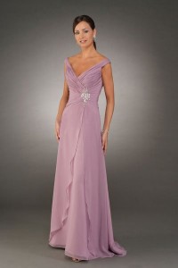 Para as mulheres que gostam de pequenos detalhes, escolher um vestido com cor básica e grandes recortes pode ser uma ótima escolha.