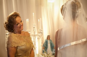 Essa celebração é tradicionalmente ou simbolicamente proporcionada pelos país dos noivos.