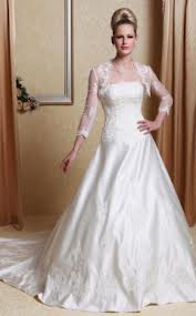 Vestido em cetim com xale