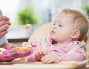 Bebe comendo papinha